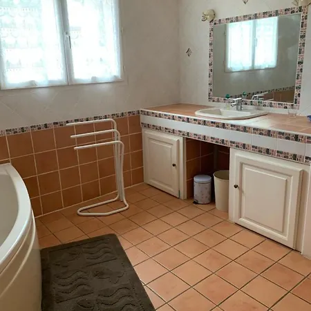 Villa Avec Piscine Et Jardin * *