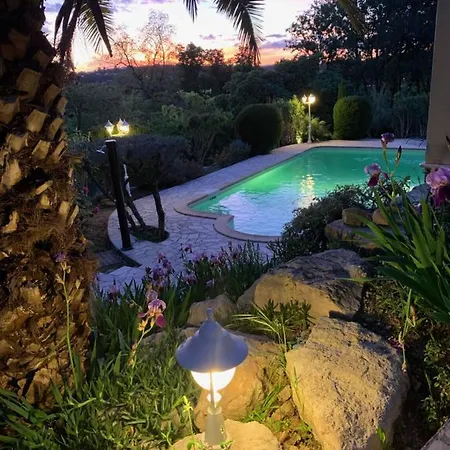 Avec Piscine Et Jardin * * *