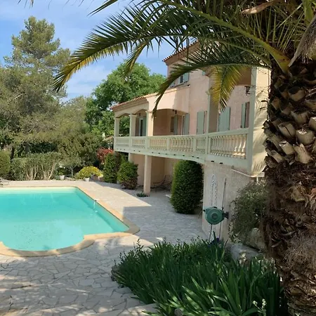 Villa Avec Piscine Et Jardin * *