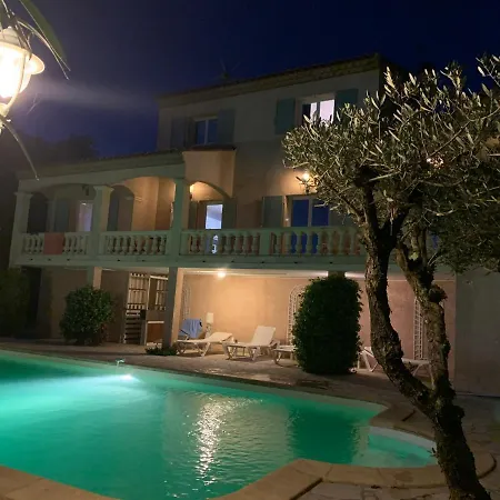 Avec Piscine Et Jardin * * Villa